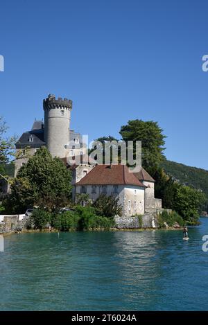 Uferpromenade Château de Duingt (um 11.), Château de Châteauvieux oder Château Ruphy auf seiner Halbinsel oder ehemaligen Insel am See Annecy Haute-Savoie Frankreich Stockfoto