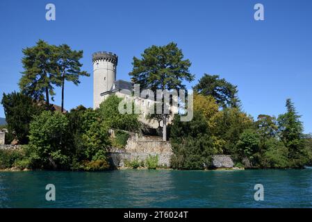 Uferpromenade Château de Duingt (um 11.), Château de Châteauvieux oder Château Ruphy auf seiner Halbinsel oder ehemaligen Insel am See Annecy Haute-Savoie Frankreich Stockfoto
