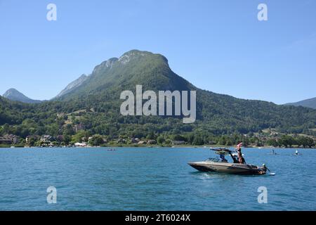Elektrisches Schnellboot oder Vergnügungsboot und Touristen auf dem See Annecy oder Lac d'Annecy Haute-Savoie Frankreich Stockfoto