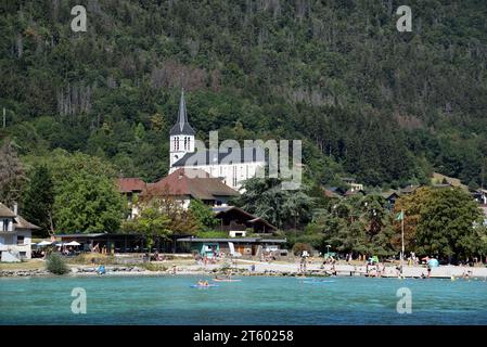 Kirche, Dorf, Strand, Uferpromenade und Seeufer in Saint Jorioz am See Annecy oder Lac d'Annecy Haute-Savoie Frankreich Stockfoto