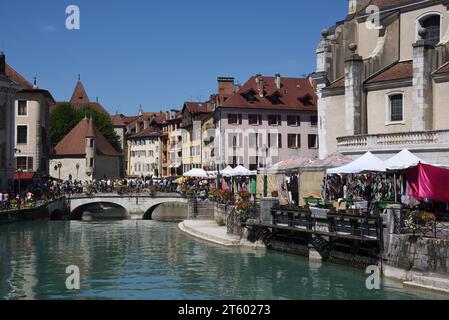 Touristen auf der Pont Perrière oder Perrière Bridge & Quai Perrière Quayside entlang des Flusses Le Thiou Annecy Old Town oder dem historischen Viertel Annecy France Stockfoto