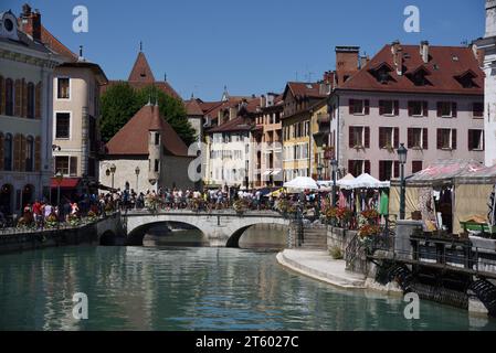 Touristen auf der Pont Perrière oder Perrière Bridge & Quai Perrière Quayside entlang des Flusses Le Thiou Annecy Old Town oder dem historischen Viertel Annecy France Stockfoto