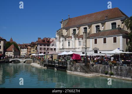 Eglise oder Kirche Saint Francois de Sales & Outdoor Restaurants am Thiou River in der Altstadt oder im historischen Viertel von Annecy Haute-Savoie Frankreich Stockfoto