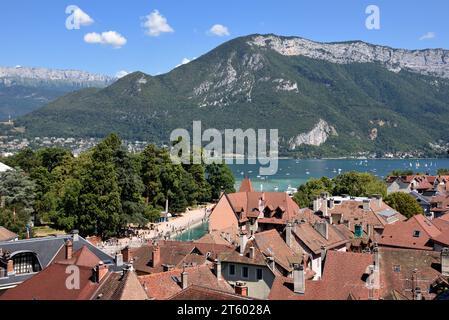 Blick über die Dächer der Altstadt von Annecy mit dem See von Annecy im Hintergrund Haute Savoie France Stockfoto