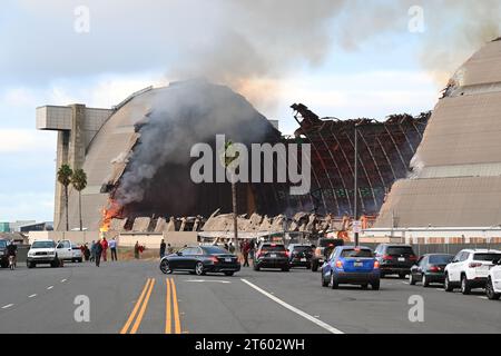 TUSTIN, KALIFORNIEN - 7. November 2023: Die Menge versammelt sich, um den MCAS Tustin Blimp Hangar in Flammen zu beobachten. 1942 gebaut, um Blimps zu lagern, die die Navy benutzt hat Stockfoto