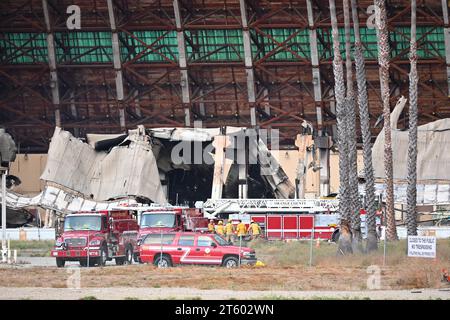 TUSTIN, KALIFORNIEN - 7. November 2023: Feuerwehrleute im MCAS Tustin Blimp Hangar auf Feuer. Stockfoto