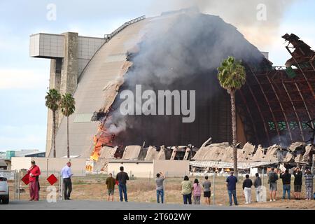 TUSTIN, KALIFORNIEN - 7. November 2023: Die Menge versammelt sich, um den MCAS Tustin Blimp Hangar in Flammen zu beobachten. 1942 gebaut, um Blimps zu lagern, die die Navy benutzt hat Stockfoto