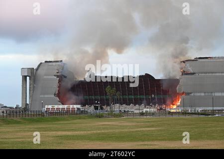 TUSTIN, KALIFORNIEN - 7. November 2023: Der MCAS Tustin Blimp Hangar in Brand. 1942 erbaut, um große Blimps zu lagern, die die Navy für die Patrouillen an der Küste benutzte Stockfoto