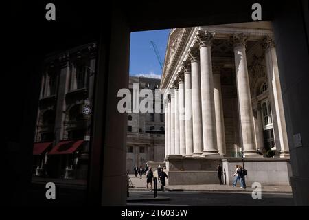 Royal Exchange-Gebäude neben der Bank of England, von Cornhill aus gesehen, im Finanzzentrum der City of London, England, Großbritannien Stockfoto