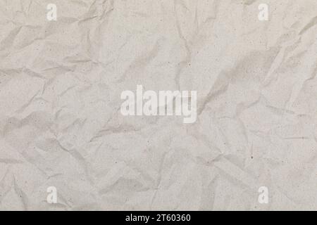 Graues, zerknittertes Kraftpapier aus Recyclingpapier mit Textur und Details Stockfoto