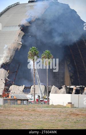 TUSTIN, KALIFORNIEN - 7. November 2023: Der MCAS Tustin Blimp Hangar in Brand. Stockfoto