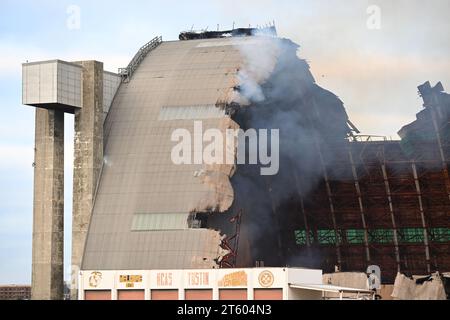 TUSTIN, KALIFORNIEN - 7. November 2023: Der MCAS Tustin Blimp Hangar in Brand. Stockfoto