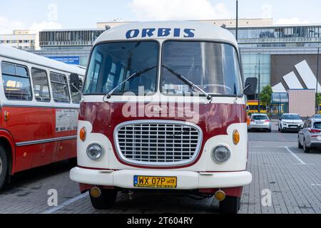 Der alte rot-blaue Skoda-Bus. Tschechoslowakisches Skoda RTO 706 Karosa-Modell. Touristenbusse im Vintage-Modell. Die Straße der Altstadt ist eine Touristenattraktion. Polen, Warschau - 27. Juli 2023. Stockfoto