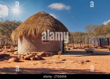 kraal, Lehmhütte mit Strohdach, Dorfviehpfosten-Gehöft im ländlichen südlichen afrika Stockfoto