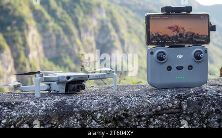 Eine Technologie, die zum Filmen von Landschaften, Arbeitsaktivitäten, Videoproduktion und sogar Krieg verwendet wird. Die Drohne unter 250 Gramm mit ihrer Funksteuerung. Stockfoto