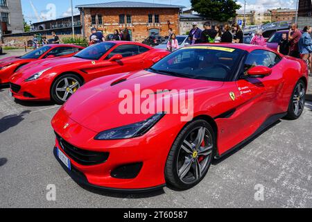 Liepaja, Lettland, 20. Juli 2023: Europäische Ferrari-Autobesitzer-Veranstaltung und öffentliche Automobilausstellung, Ferrari Portofino F164 im Vordergrund Stockfoto