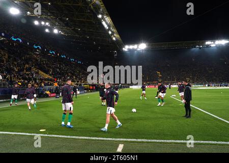 Kieran Trippier (Mitte) von Newcastle United bereitet sich vor dem Spiel der UEFA Champions League Gruppe F im Signal Iduna Park in Dortmund auf. Bilddatum: Dienstag, 7. November 2023. Stockfoto