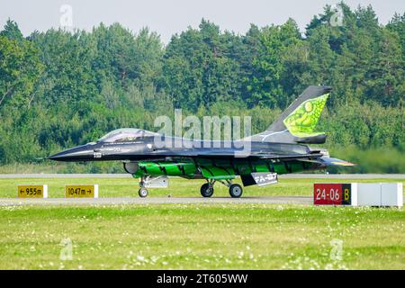 Liepaja, Lettland, 06. August 2023: General Dynamics F-16AM kämpfte gegen Falcon FA-87 der belgischen Luftwaffe Stockfoto