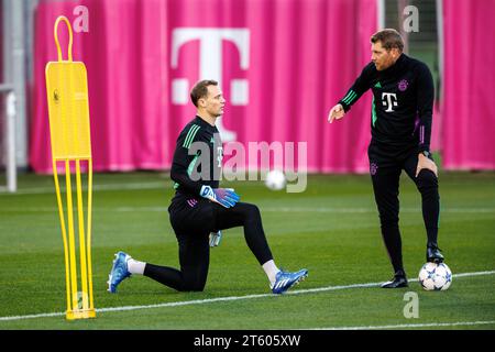 München, Deutschland. November 2023. Fußball: Champions League, vor dem Heimspiel des FC Bayern München gegen Galatasaray Istanbul. FC Bayern trainiert auf dem Trainingsplatz Säbener Straße. Torwarttrainer Michael Rechner (r) spricht mit Torhüter Manuel neuer des FC Bayern München. Quelle: Matthias Balk/dpa/Alamy Live News Stockfoto