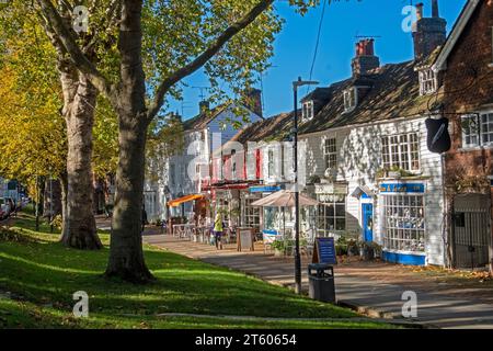 Tenterden High Street, breiter Bürgersteig mit Geschäften und Cafés, an einem sonnigen Herbsttag, Kent, Großbritannien Stockfoto