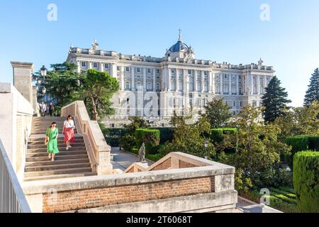 Königlicher Palast von Madrid vom Sabatini-Garten (Jardines de Sabatini), Calle de Bailén, Centro, Madrid, Königreich Spanien Stockfoto