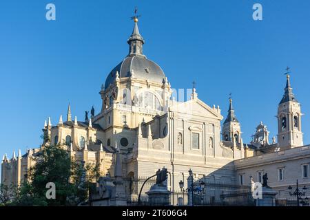 Kathedrale von Almudena (Catedral de la Almudena), Calle de Bailén, Centro, Madrid, Königreich Spanien Stockfoto