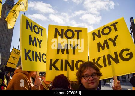 London, England, Großbritannien. November 2023. Die Demonstranten halten nicht die Plakate meines Königs, während die Prozession durch Westminster geht. Die Demonstranten gegen die Monarchie versammelten sich entlang der Whitehall Street und der Parliament Street, als König Karl III. Zu seiner ersten Rede im Parlament kam. (Kreditbild: © Vuk Valcic/ZUMA Press Wire) NUR REDAKTIONELLE VERWENDUNG! Nicht für kommerzielle ZWECKE! Stockfoto