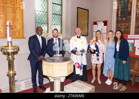 Taufzeremonie in der Kirche mit Paten, Teddington, London Borough of Richmond upon Thames, Greater London, England, Vereinigtes Königreich Stockfoto