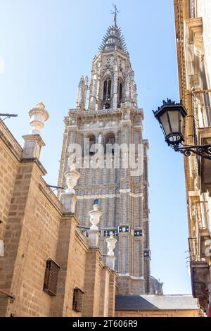 Gotischer Turm der Kathedrale von Toledo (Kathedrale Primada Santa María de Toledo), Arco de Palacio, Toledo, Kastilien-La Mancha, Königreich Spanien Stockfoto