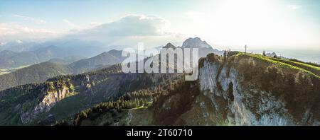 Brauneck Bayerische Alpen Berggipfel bei Sonnenuntergang. Karwendel Luftpanorama Stockfoto