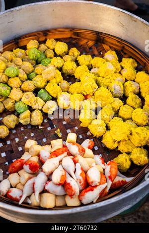 Gedämpfte Teigtaschen in vielen Geschmacksrichtungen, köstliches thailändisches chinesisches Street Food. Stockfoto