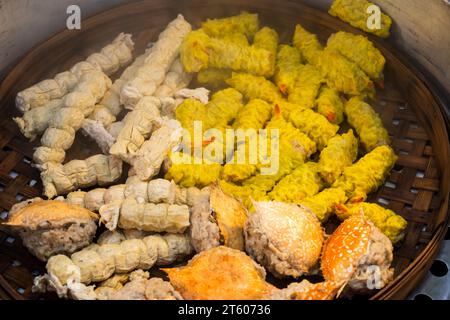Gedämpfte Teigtaschen in vielen Geschmacksrichtungen, köstliches thailändisches chinesisches Street Food. Stockfoto
