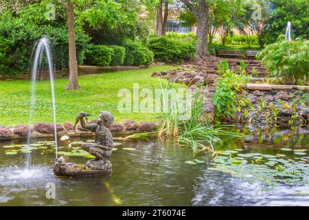 Brunnen und Teich im Tyler Municipal Rose Garden in Tyler, Texas. Stockfoto