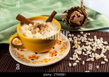 Typisch brasilianisches süßes Dessert, Canjica. Weißer Maisbrei mit Zimt und Kokosnuss. Konsumiert während der Juni-Feierlichkeiten (Festa Junina) Stockfoto