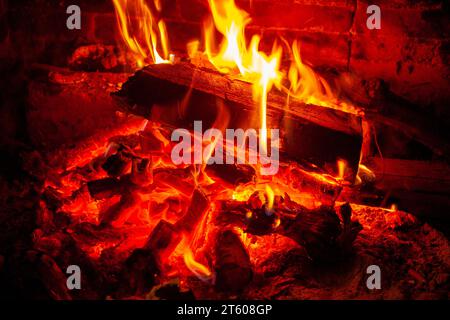 Nahaufnahme von brennendem Brennholz im Kamin, Wurm Stockfoto