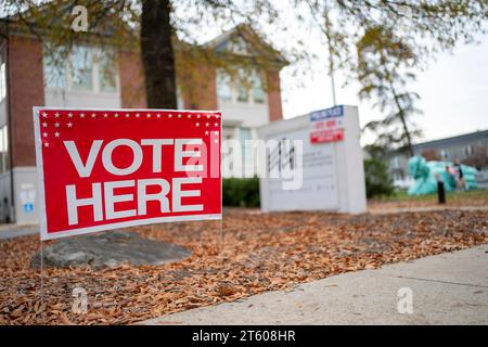 Washington, Usa. November 2023. Posterstand vor dem Arlington Contemporary Arts Center am Wahltag in Arlington, Virginia am Dienstag, 7. November 2023. Foto: Bonnie Cash/UPI Credit: UPI/Alamy Live News Stockfoto