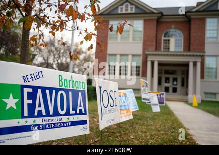 Washington, Usa. November 2023. Posterstand vor dem Arlington Contemporary Arts Center am Wahltag in Arlington, Virginia am Dienstag, 7. November 2023. Foto: Bonnie Cash/UPI Credit: UPI/Alamy Live News Stockfoto