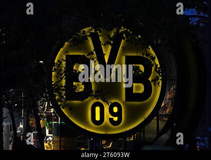 Eine allgemeine Ansicht des Mannschaftslogos von Borussia Dortmund im Club-Shop während des Spiels der UEFA Champions League Gruppe F im Signal Iduna Park, Dortmund. Bilddatum: Dienstag, 7. November 2023. Stockfoto