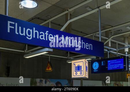 MÜNCHEN, DEUTSCHLAND - 9. OKTOBER 2023: S-Bahn-Station am Münchner Flughafen MUC in Deutschland. Stockfoto