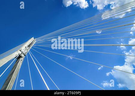 Seile der Big Metal Bridge gegen Blue Sky Stockfoto