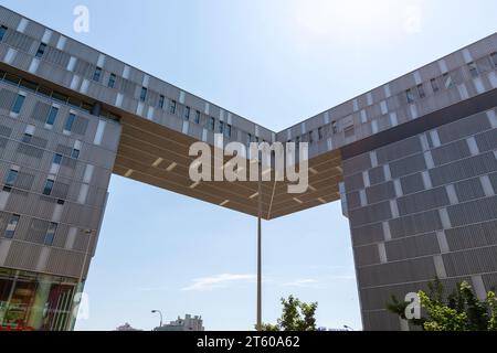 Wien, Österreich - 16. Juni 2023: Fragment des Einkaufszentrums in der Mariahilfer Straße in Wien Stockfoto