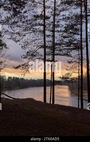 Flusslandschaft in der Dämmerung in Lighuania Stockfoto