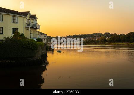 Der Fluss Suir bei Sonnenuntergang in Waterford, Südirien Stockfoto