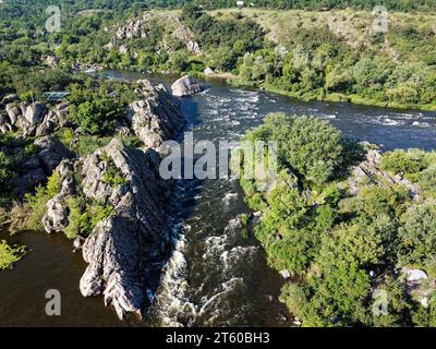 Eine Biegung des Southern Bug River namens Integral aus der Vogelperspektive. Ein malerischer Fluss inmitten des felsigen Geländes. Stockfoto