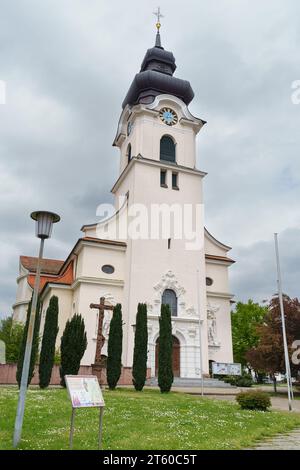 Friesenheim, Deutschland - 29. April 2023: Katholische Kirche St. Lawrence in Friesenheim, Frühling. Stockfoto