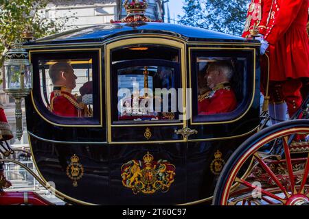 London, UK, 7. November 2023, Coach Traying the Royal Regalia: Imperial State Crown, The Maintenance Cap and the Sword of State – dieser Coach geht dem Monarchen auf dem Weg zum Parlament zur Eröffnung des Parlaments vor. Dies ist Karls III. Rede des Ersten Königs und es ist die erste Rede des Königs seit 72 Jahren. Chrysoulla Kyprianou Rosling/Alamy Live News Stockfoto