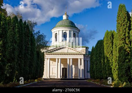 Allerheiligen Kirche in Nizhyn, Tschernihiwska Oblast, Ukraine. Schönes altes Gebäude XVIII Jahrhundert mit Kuppel für religiöse Zwecke, orthodoxe Kirche. Ukr Stockfoto