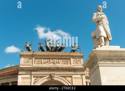 Das Marmormonument für Ruggero Settimo vor dem Theater Politeama in Palermo, Sizilien, Italien Stockfoto