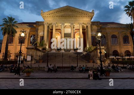 Palermo, Sizilien, Italien - 5. Oktober 2017: Nächtlicher Blick auf das Theater Massimo Vittorio Emanuele mit Menschen davor in Palermo. Stockfoto