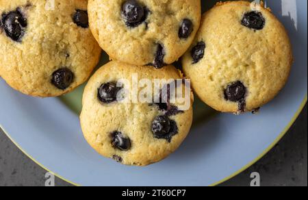 Gebackene Muffins auf dem Teller - Heidelbeermuffins aus nächster Nähe Stockfoto